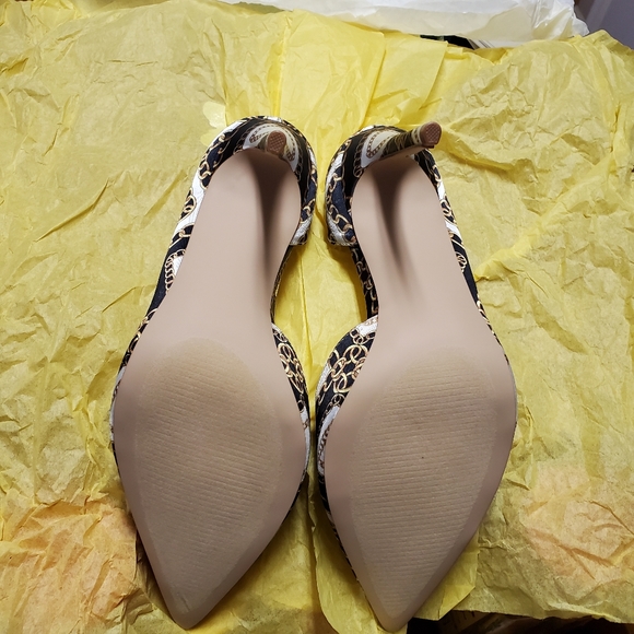 ๐ Gold Chain Print On Off-white Heels ๐ - Picture 8 of 8